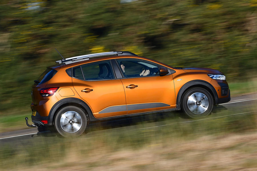 Orange Dacia Sandero Stepway side tracking